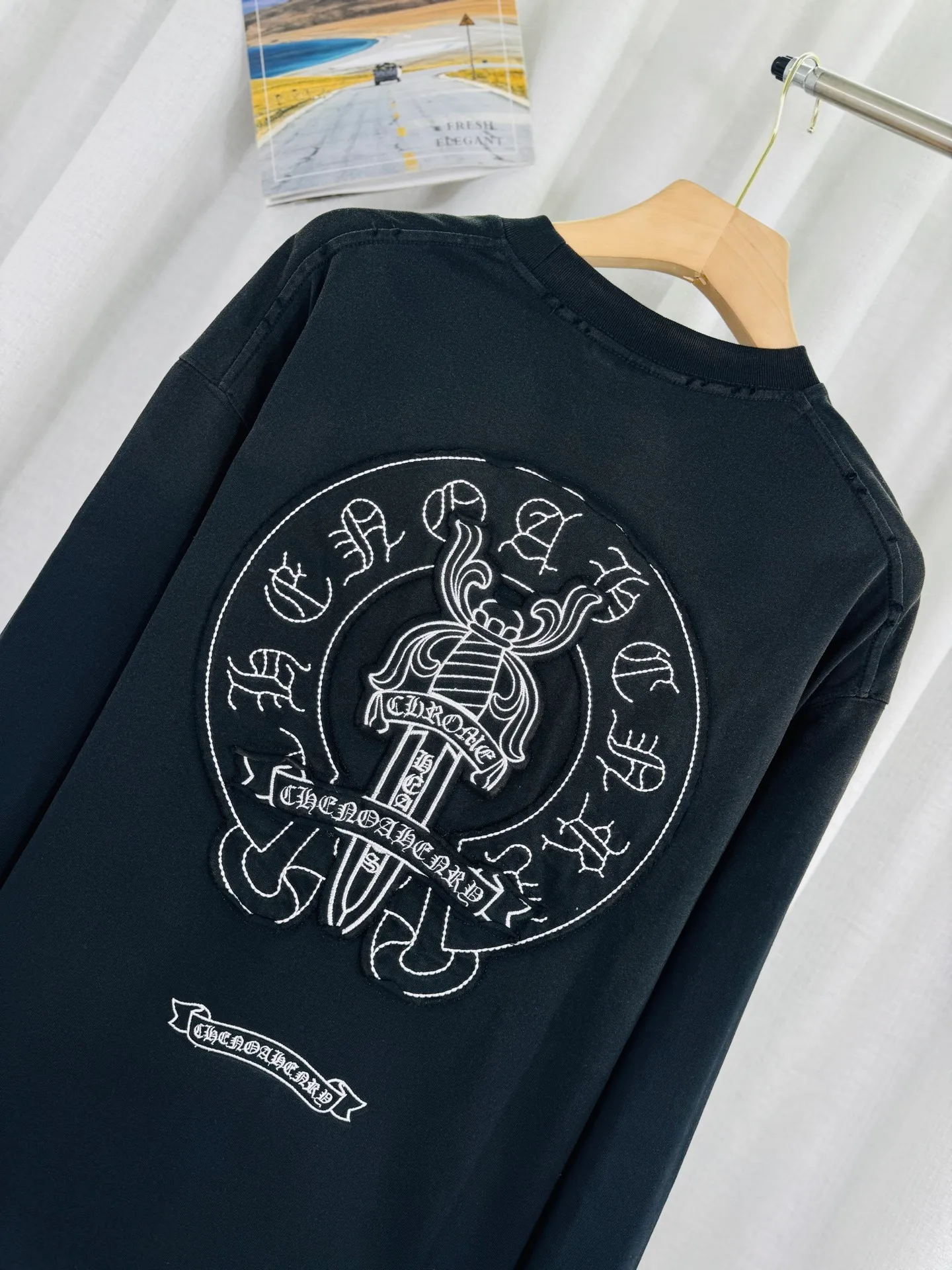 P250 ch high version Chrome Hearts 2025 new autumn and winter cross patch washed spray horse slip long-sleeved T-shirt, fabric: 26 double yarns, 320 grams weight, patch embroidery, heavy wash water ➕ fried color + spray horse slip printing process: patch embroidery, secondary color spray horse slip process Color: black white Size: S M L XL Style number: 5185